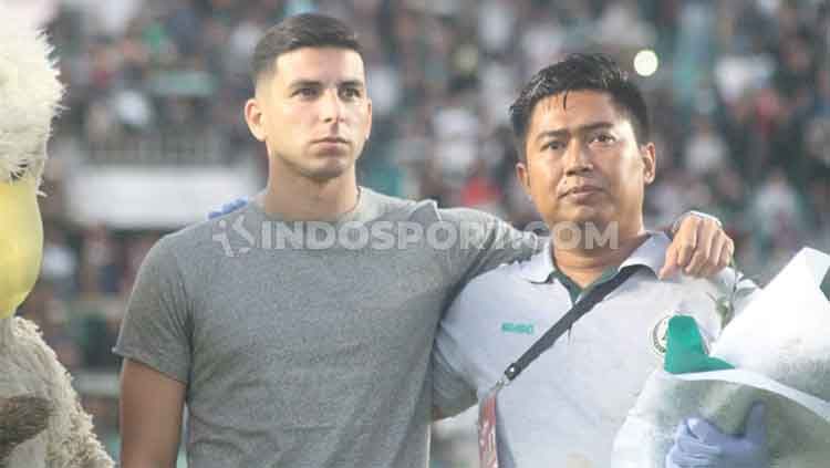 Gelandang PSS Sleman, Brian Ferreira mengucapkan salam perpisahan kepada seluruh suporter setelah mengalami cedera robek otot perut dalam dan harus absen hingga akhir musim. Brian berencana pulang ke Argentina untuk proses penyembuhan. Copyright: © Ronald Seger Prabowo/INDOSPORT