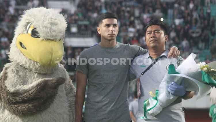 Gelandang PSS Sleman, Brian Ferreira mengucapkan salam perpisahan kepada seluruh suporter setelah mengalami cedera robek otot perut dalam dan harus absen hingga akhir musim. Brian berencana pulang ke Argentina untuk proses penyembuhan. Copyright: © Ronald Seger Prabowo/INDOSPORT