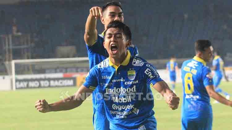 Selebrasi gol Febri Hariyadi ke gawang PSIS Semarang. Copyright: © Arif Rahman/INDOSPORT