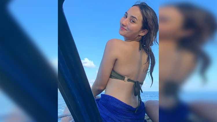 Artis cantik Naomi Zaskia belum lama memamerkan foto sedang berenang melalui akun media sosial Instagram pribadinya, yang membuat netizen terpesona. Copyright: © naonomnom