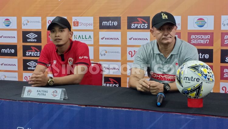 Konferensi pers Kalteng Putra setelah ditaklukkan PSM dengan skor 1-2 di Stadion Andi Mattalatta, Makassar, Rabu (6/11/19). (Adriyan Adirizky/INDOSPORT) Copyright: © Adriyan Adirizky/INDOSPORT