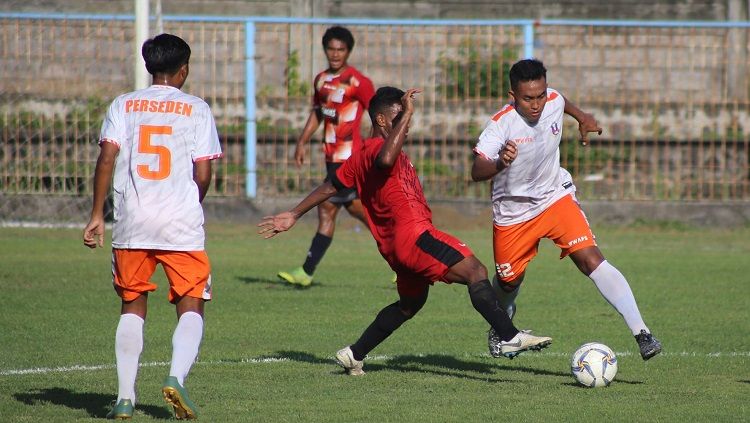 Pertandingan antara Perseden Denpasar (putih) melawan Timor Leste U-22 (merah) dalam uji coba di Lapangan Samudra Legian, Badung, Rabu (06/11/19) lalu. Copyright: © Perseden Denpasar