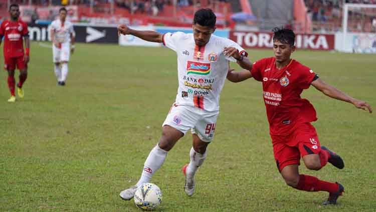 Striker Persija Jakarta, Heri Susanto (kiri), di laga melawan Semen Padang. Copyright: © Media Persija