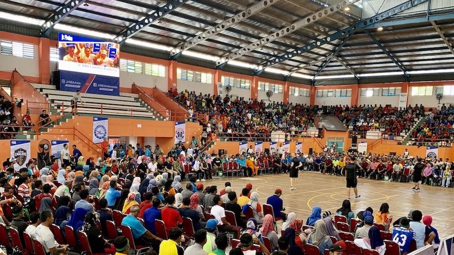 Tampak pada foto, antusiasme para guru dari sekolah-sekolah di Jawa Tengah saat mengikuti pelatihan olahraga basket di GOR Satria Purwokerto. Copyright: © Rilis Resmi NBA