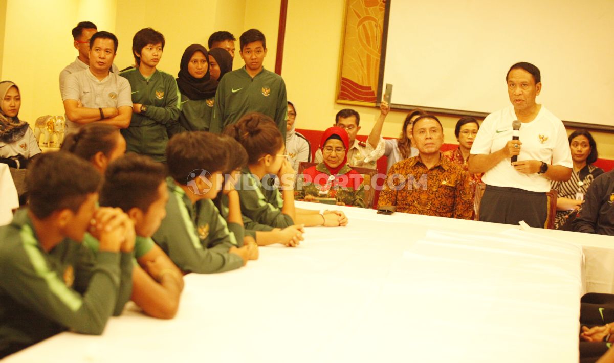 Menpora Zainudin Amali dan Ketum PSSI Mochamad Iriawan saat bertemu dengan Timnas putra dan Timnas putri. Copyright: © Herry Ibrahim/INDOSPORT