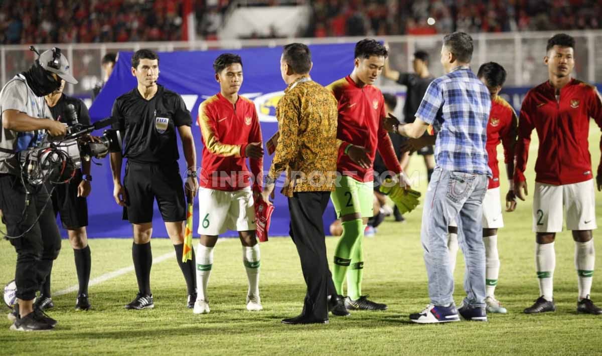 Ketum PSSI, Mochamad Iriawan saat menyalami skuat Timnas Indonesia U-19 di laga Pra Piala Asia U-19 lalu. Copyright: © Herry Ibrahim/INDOSPORT