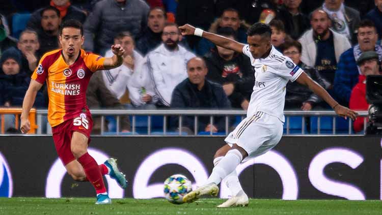 Rodrygo  tengah mengeksekusi bola ke arah gawang gawang Galatasaray Copyright: © TF-Images/Getty Images