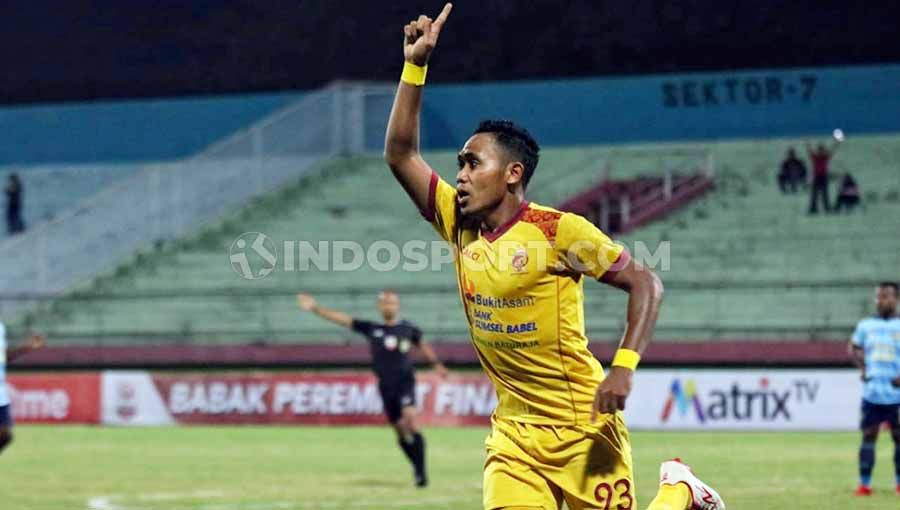 Selebrasi pemain Sriwijaya FC Ahmad ihwan usai mencetak gol ke gawang Persewar babak 8 besar liga 2, Sabtu (09/11/19). Copyright: © Fitra Herdian/INDOSPORT
