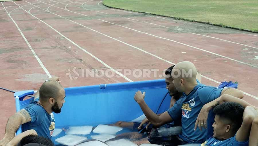 Para pemain PSIS Semarang di Shopee Liga 1 2019 melakukan terapi es pada hari pertama latihan usai libur dua hari di Stadion Gemilang, Sabtu (9112019) sore. Copyright: © Albin Syaptia/INDOSPORT