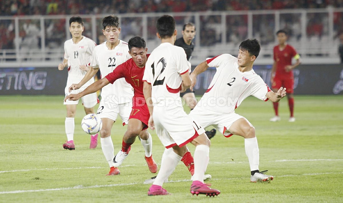 Pemain Timnas Indonesia U-19, Serdy Ephy Fano Boky berusaha menghindari dari penjagaan tiga pemain Korea Utara U-19, Minggu (10/11/19). Copyright: © Herry Ibrahim/INDOSPORT