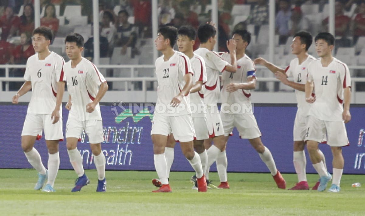 Selebrasi pemain Korea Utara U-19, Kim Kwang Chong bersama teman satu timnya usai mencetak gol pertama ke gawang Indonesia Kualifikasi Piala Asia U-19, Minggu (10/11/19). Copyright: © Herry Ibrahim/INDOSPORT