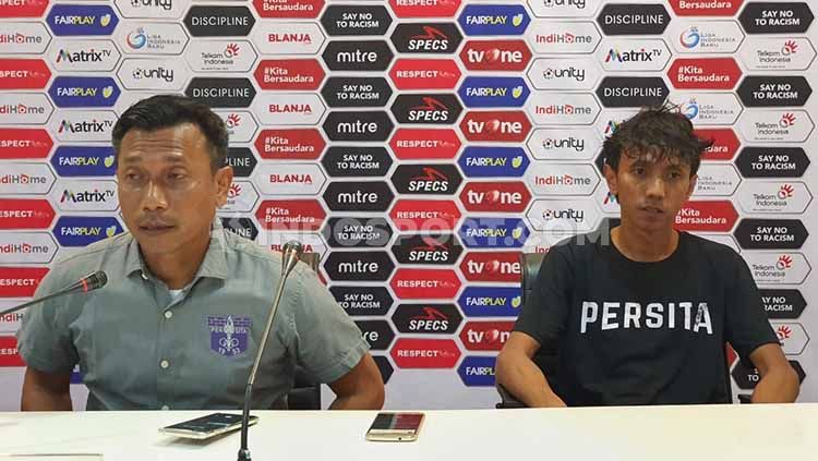 Pelatih Persita Tangerang, Widodo Cahyono Putro (kiri), disampingi pemainnya, Amarzukih (kanan), dalam temu pers usai pertandingan lawan Martapura FC. Copyright: © Aldi Aulia Anwar/INDOSPORT