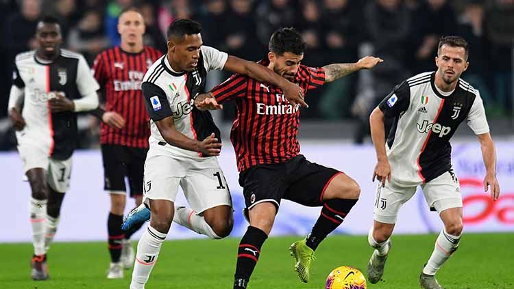 Alex Sandro tengah Fernando Suso untuk saling merebut bola pada laga Serie A Italia di Allianz Stadium Copyright: © Juventus FC/Juventus FC via Getty Images