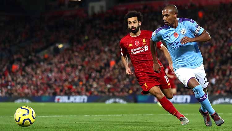 Fernandinho dan Mohamed Salah bersaing untuk merebut bola pada laga Liga Inggris di Anfield. Copyright: © Chloe Knott - Danehouse/Getty Images