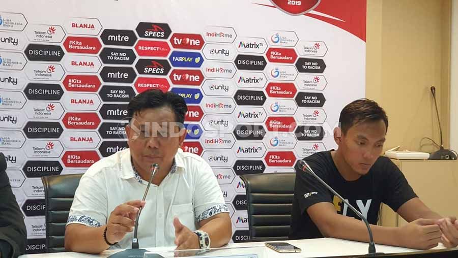 Pelatih Persik Kediri, Budihardjo Thalib (kiri) tak bisa menyembunyikan rasa syukurnya atas keberhasilan timnya lolos ke babak semifinal Liga 2. Copyright: © Aldi Aulia Anwar/INDOSPORT