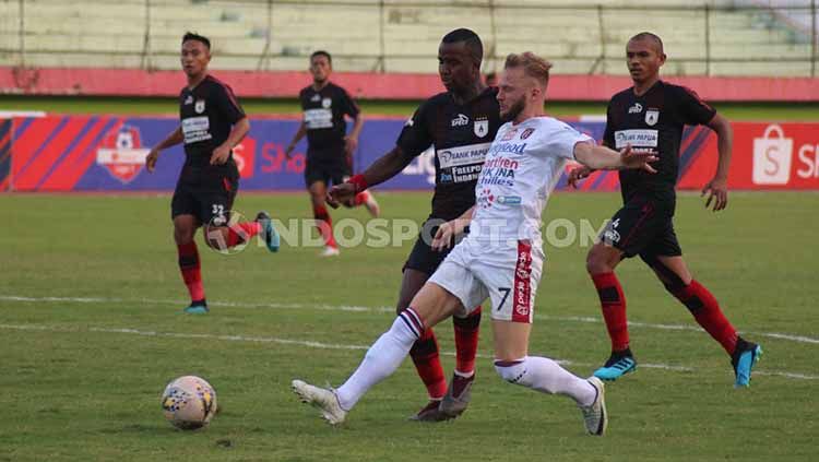Penyerang Bali United, Melvin Platje saat melepaskan tembakan ke gawang Persipura Jayapura dalam laga tunda pekan ke-17 di Gelora Delta Sidoarjo, Senin (11/11/19) sore. Copyright: © Nofik Lukman Hakim