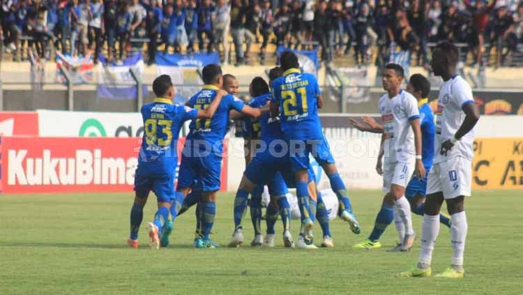 Ada 4 fakta tak kasat mata kala Persib Bandung bantai Arema FC dengan skor 3-0 di Liga 1 2019, Selasa (12/11/19) sore. Copyright: © Arif Rahman/INDOSPORT