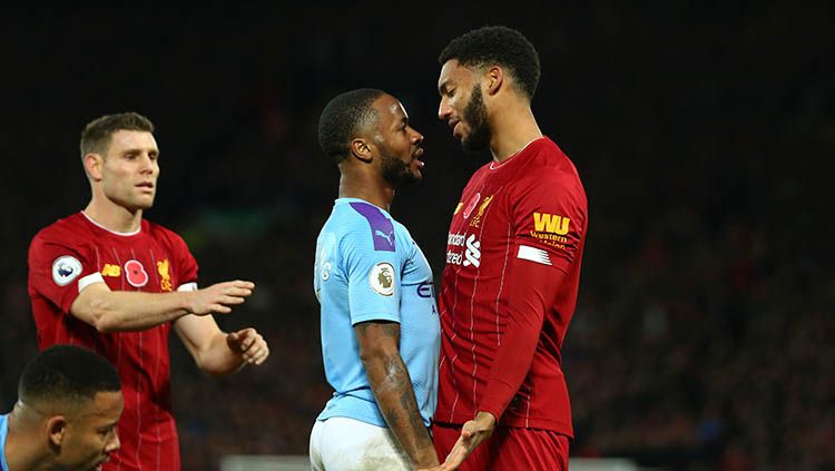 Raheem Sterling berikan reaksi ke rekannya di Timnas Inggris, Joe Gomez yang dihina fans. Copyright: © Robbie Jay Barratt - AMA/Getty Images