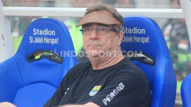 Pelatih Persib Bandung, Robert Rene Alberts, akan berusaha membangkitkan kembali mental dan motivasi bermain pasukannya, untuk menatap pertandingan Liga 1 2019. Copyright: © Arif Rahman/INDOSPORT