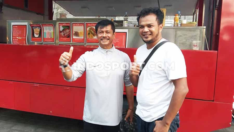 Indra Sjafri (kiri) bersama partner bisnisnya saat berada di halaman parkir Lapangan Samudra, Legian, Kuta, Badung, Selasa (12/11/19) sore. Copyright: © Nofik Lukman Hakim/INDOSPORT