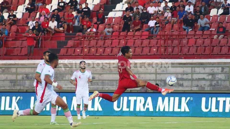 Laga pertandingan antara Timnas Indonesia U-23 vs Iran U-23 di Stadion Kapten I Wayan Dipta, Bali, Rabu (13/11/19). Copyright: © Nofik Lukman Hakim/INDOSPORT