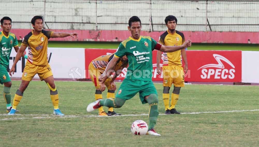 Kapten Sriwijaya FC, Ambrizal, beraksi di babak 8 besar Liga 2 2019. Copyright: © Fitra Herdian/INDOSPORT