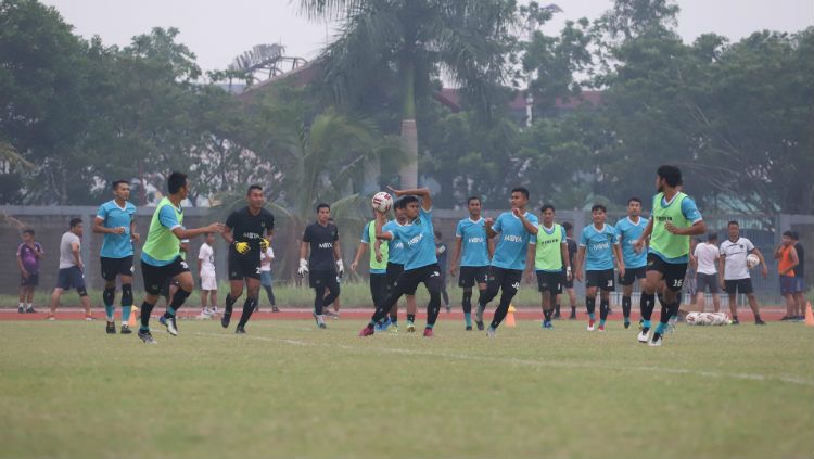 Skuat Persita Tangerang melakukan latihan di Stadion Atletik Jakabaring Sport City, Palembang, Rabu (13/11/2019). Copyright: © Media Officer Persita Tangerang