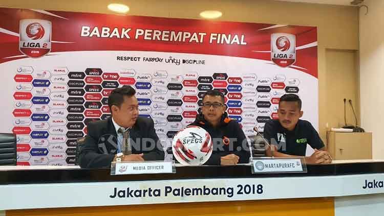 Pelatih PSMS Medan, Jafri Sastra saat konferensi pers didampingi pemainnya, Yuda Risky Irawan (kanan). Copyright: © Aldi Aulia Anwar/INDOSPORT