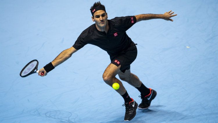 Petenis senior, Roger Federer akan menghadapi petenis Yunani, Stefanos Tsitsipas dalam partai Semifinal ATP Finals 2019, Sabtu (16/11/19) pukul 21.00 WIB. Copyright: © TPN/Getty Images