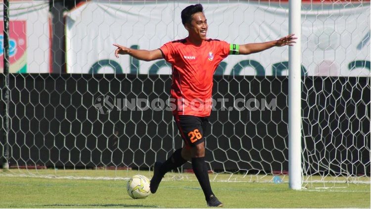 Gelandang Perseden Denpasar, Made Antha Wijaya, saat merayakan golnya di Liga 3. Foto: Nofik Lukman Hakim Copyright: © Nofik Lukman Hakim/INDOSPORT