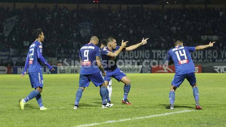 Bek PSIS Semarang, Wallace Costa (tengah) berselebrasi usai mencetak gol ke gawang Bali United, Jumat (15/11/19). Copyright: © Alvin Syaptia Pratama/INDOSPORT