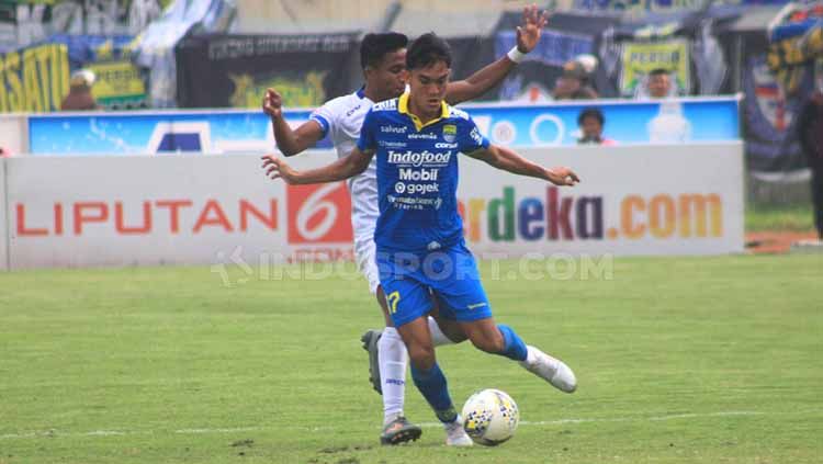 Pemain Persib, Zalnando dikawal ketat pemain Arema FC pada laga Liga 1 2019 di Stadion Si Jalak Harupat, Kabupaten Bandung, Selasa (12/11/2019). Copyright: © Arif Rahman/INDOSPORT