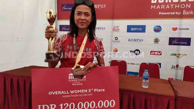 Pelari Indonesia, Irma Handayani, pecahkan rekor dengan merusak dominasi Kenya di Borobudur Marathon 2019. Ia menjadi juara tiga di kategori Marathon 42 Km Overall Women. Copyright: © Arif Budi/INDOSPORT
