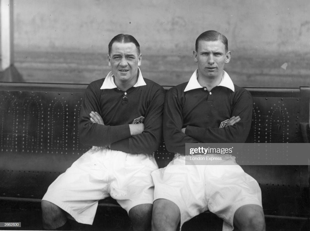 Cliff Bastin (kanan) kala membela Arsenal Copyright: © London Express/Getty Images
