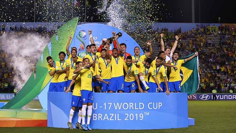 Henri dari Brasil mengangkat Piala Dunia saat Final FIFA U-17 World Cup Brasil 2019 antara Meksiko vs Brasil di Estadio Bezerrão pada (17/11/19) di Brasilia, Brasil. Copyright: © Buda Mendes - FIFA/FIFA via Getty Images