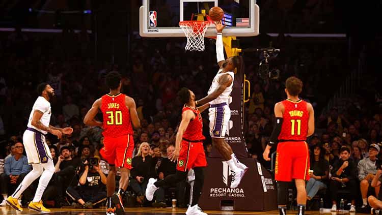Aksi memukau bintang basket NBA dari tim LA Lakers, LeBron James saat memasukkan bola ke dalam ring dalam laga melawan Atlanta Hawks Copyright: © Katharine Lotze/GettyImages