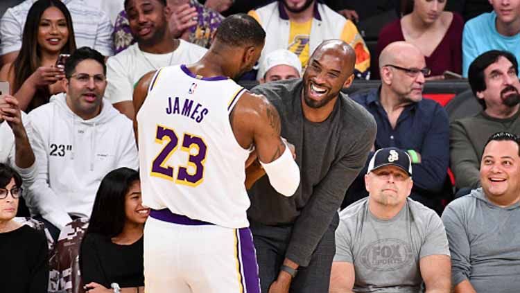 Lebron James tak kuasa menahan tangis usai mengetahui berpulangnya legenda di tim basket NBA, La Lakers, Kobe Bryant. Copyright: © Allen Berezovsky/GettyImages