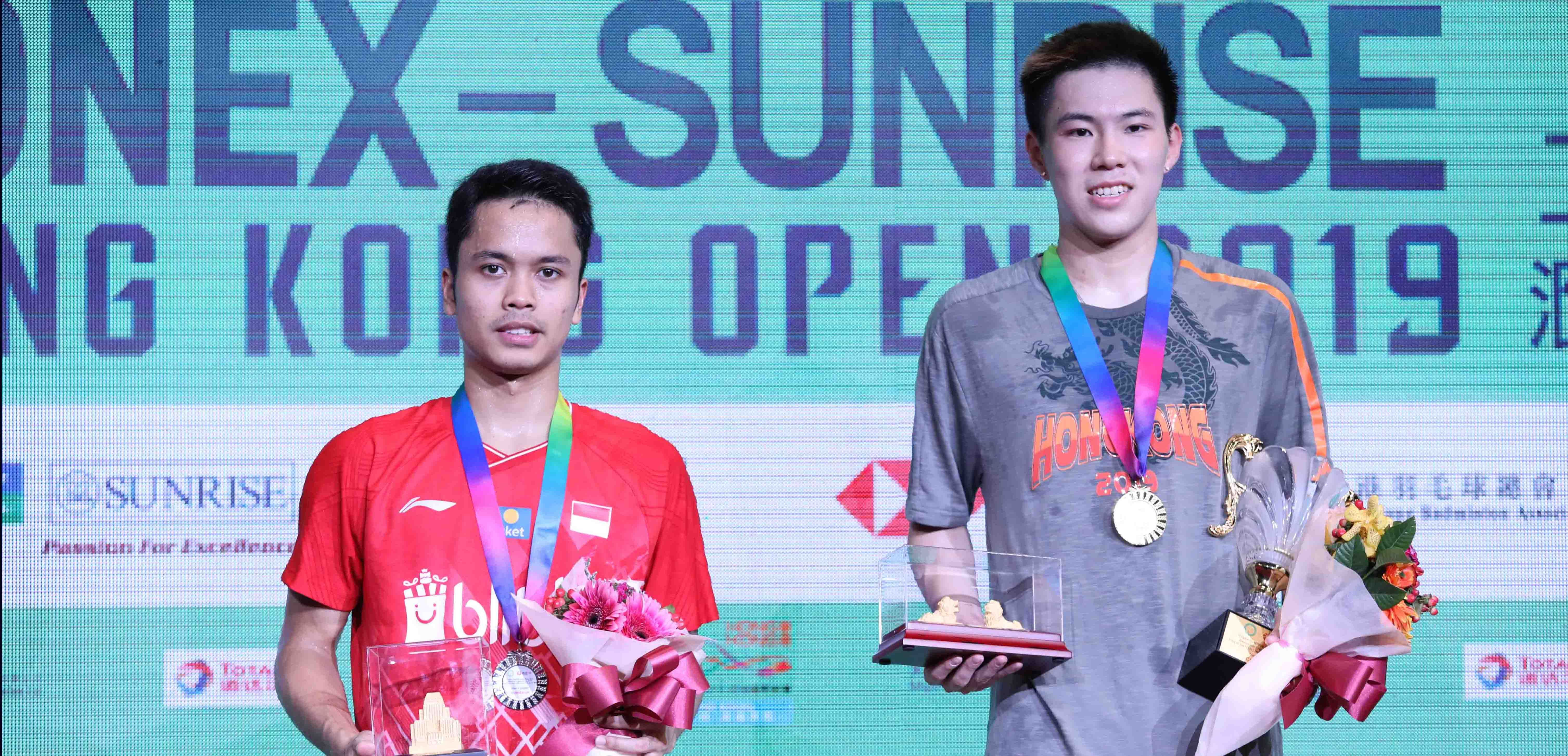 Anthony Ginting naik podium saat menjadi runner-up di Hong Kong Open 2019 Copyright: © badmintonindonesia.org