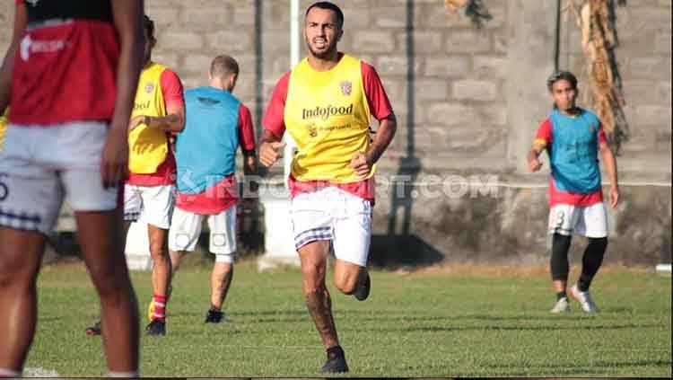 Gelandang Bali United, Brwa Nouri menikmati suasana latihan berbeda menuju lanjutan Piala AFC 2020. Copyright: © Nofik Lukman Hakim/INDOSPORT