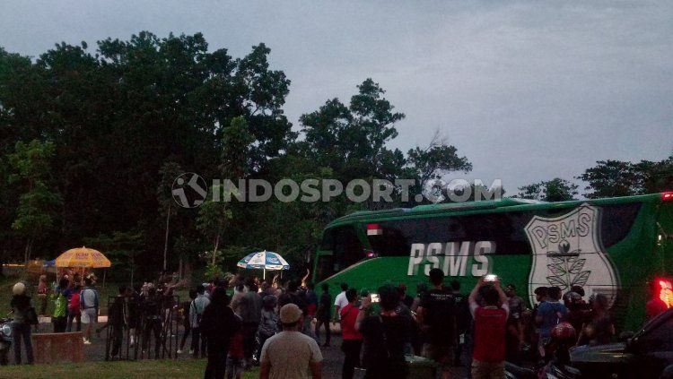 Para suporter berupaya menghadang bus usai PSMS Medan dipastikan gagal ke semifinal Liga 2 di Stadion Gelora Sriwijaya Jakabaring, Palembang, Senin (18/11/19) Copyright: © Aldi Aulia Anwar/INDOSPORT