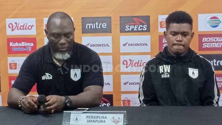 Pelatih Persipura, Jacksen Tiago (kiri) bersama Ronaldo Wanma pada jumpa pers usai laga Liga 1 melawan PSM Makassar, Senin (18/11/19). Copyright: © Adriyan Adirizky/INDOSPORT