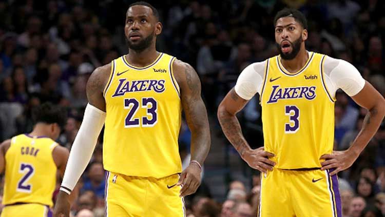 Dua pemain bintang NBA dari tim LA Lakers, LeBron James (kiri) dan Anthony Davis, yang membawa LA Lakers raih sembilan kemenangan beruntun pasca kalahkan New Orleans Pelicans. Copyright: © Ronald Martinez/GettyImages