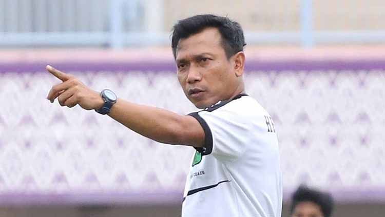 Pelatih Persita Tangerang, Widodo C. Putro, masih belum puas dengan ketebalan lini belakangnya dalam dua pertandingan di Liga 1 2020. Copyright: © persita.official