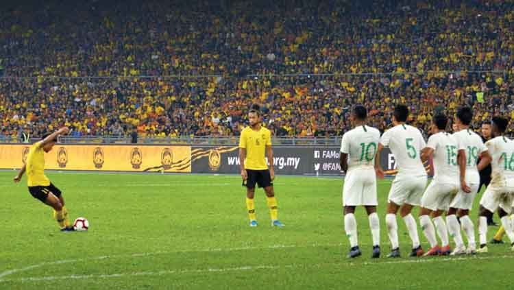 Salah satu pemain Malaysia melakukan tendangan bebas Copyright: © www.the-afc.com