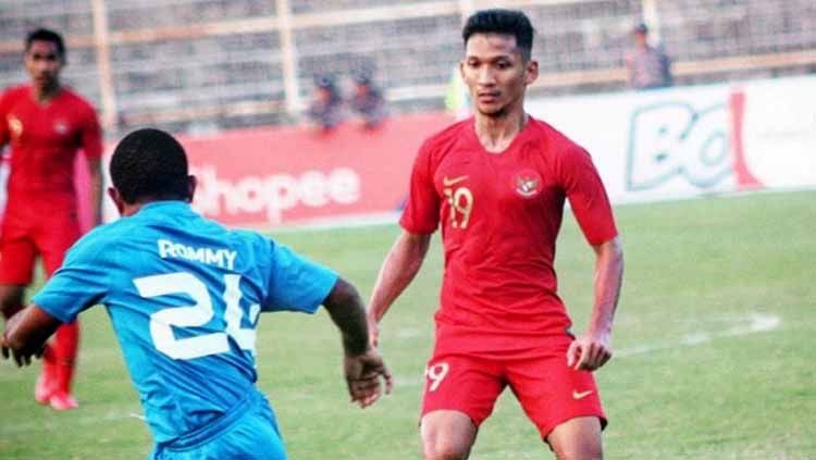 Gelandang Timnas Indonesia, Teuku Muhammad Ichsan, mendapat pujian kendati kalah 0-2 dari Timnas Malaysia di Kualifikasi Piala Dunia 2022. Copyright: © tmichsan