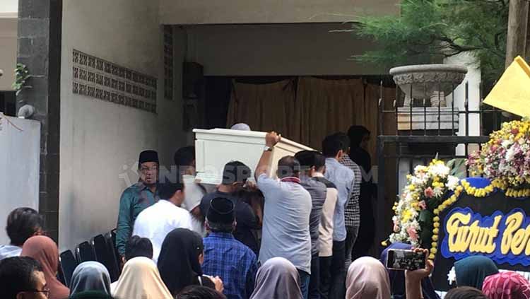 Jenazah Lelhy Spasojevic sudah sampai kediaman Spasojevic Copyright: © Ergian Pinandita/INDOSPORT