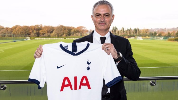 Jose Mourinho saat diperkenalkan sebagai pelatih Tottenham Hotspur pada Rabu (20/11/19) pagi tadi. Copyright: © tottenhamhotspur.com