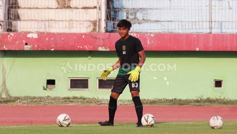 Ernando saat ikut latihan bersama Persebaya senior di Stadion Gelora Delta, Sidoarjo. Selasa (19/11/19). Copyright: © Fitra Herdian/INDOSPORT