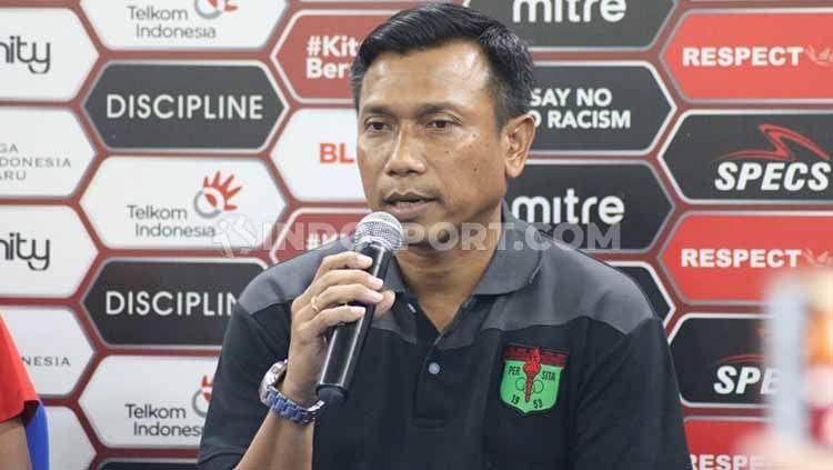Pelatih Persita, Widodo C Putro, melontarkan pembelaan usai tim asuhannya dikalahkan Persib di pekan kedua BRI Liga 1 2021/2022, Sabtu (11/09/21). Copyright: © Nofik Lukman Hakim/INDOSPORT