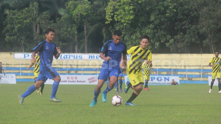 PS Bhinneka (baju biru) saat menghadapi Peusangan Raya (baju kuning) di Stadion Baharuddin Siregar, Lubuk Pakam, Deli Serdang, beberapa waktu lalu. Copyright: © INDOSPORT/Aldi Aulia Anwar
